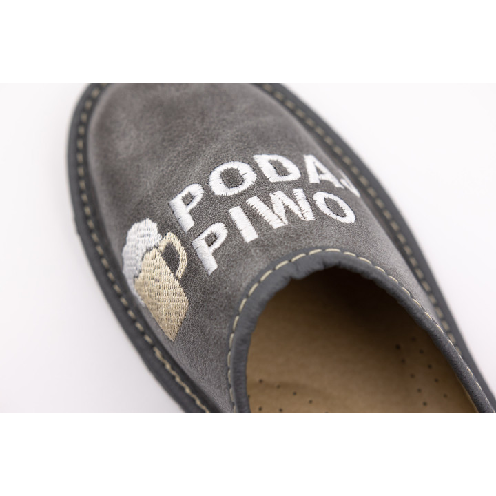 Szare pantofle męskie z napisem "Podaj Piwo", popielate kapcie męskie